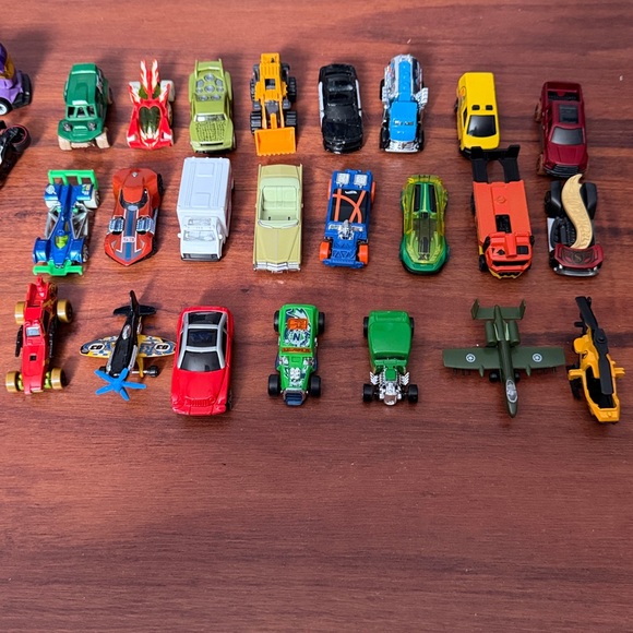 Hot wheels and other assorted cars plus mini car carrier - 27 pieces - Picture 3 of 6